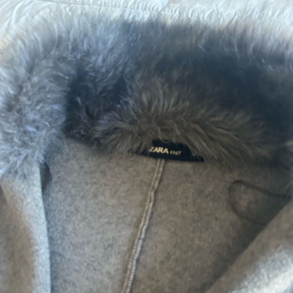 Zara Knit cape gray with faux fur collar size Medium - Picture 4 of 7